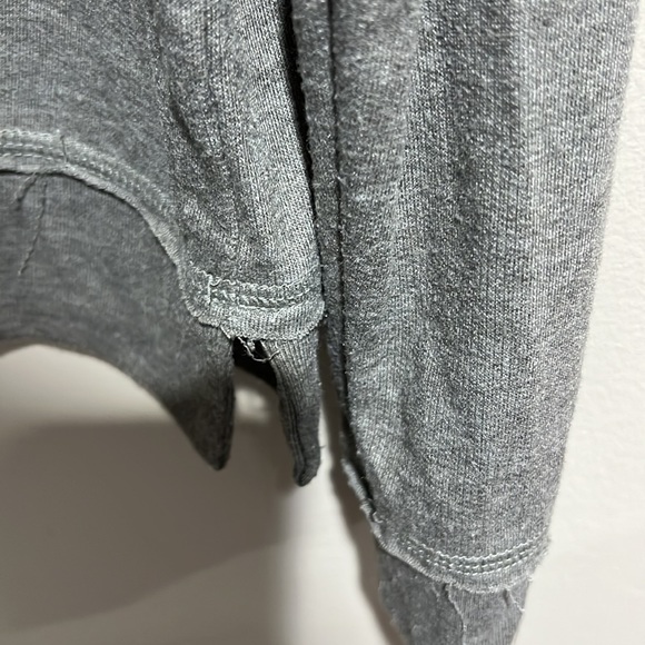 Zipper Top with Design - Picture 4 of 6